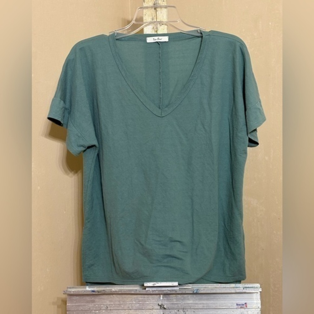 Tres Bien Green Short Sleeve V-Neck T-Shirt